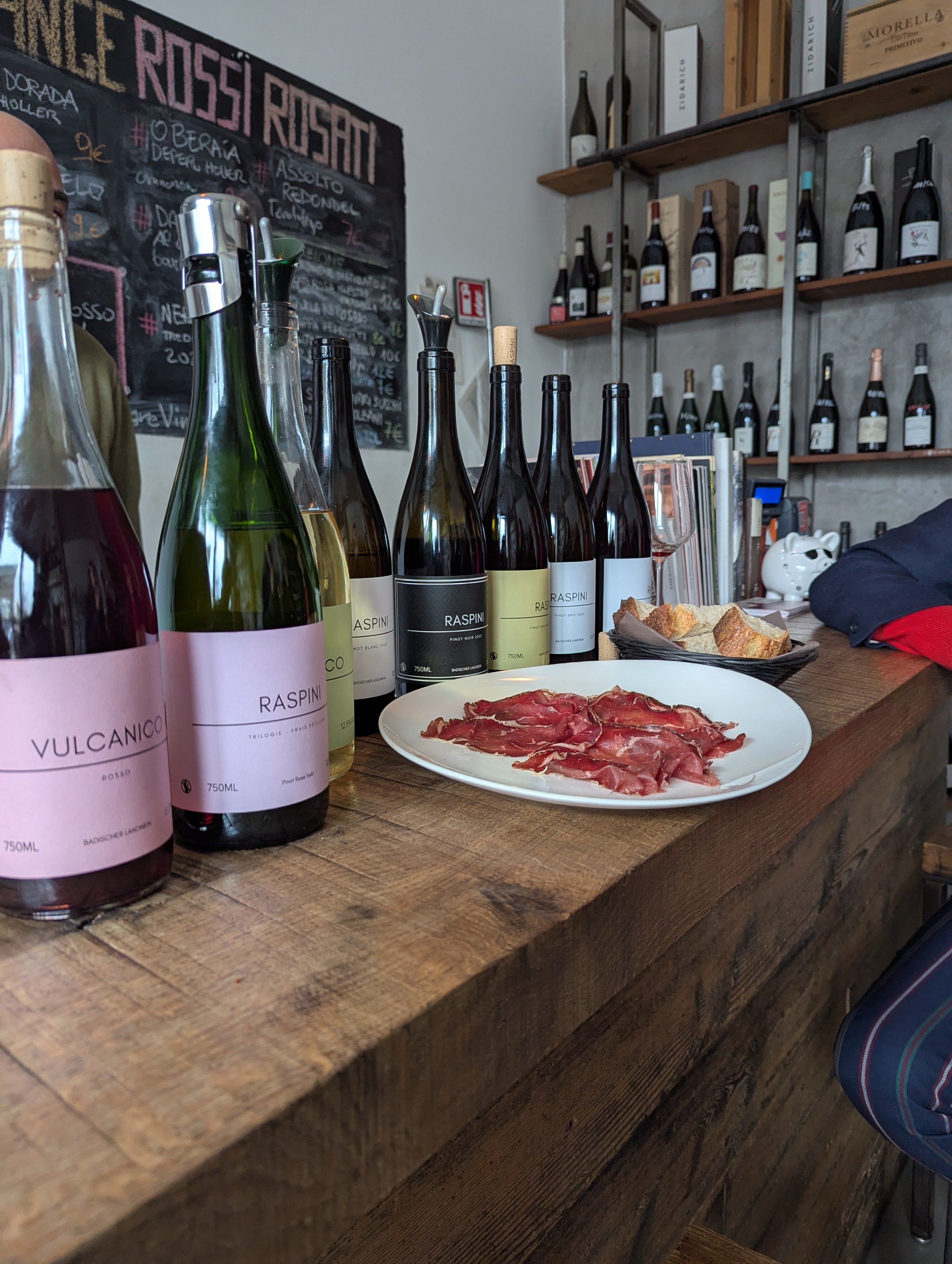 Weinprobe mit Brot und Antipasti